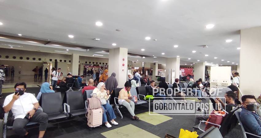 Penumpang Pesawat Lion Air JT 892 Rute Makassar -Gorontalo di ruang tunggu Bandara Sam Ratulangi Manado Selasa, (8/9/2025). Foto: Roy/Gorontalo Post)