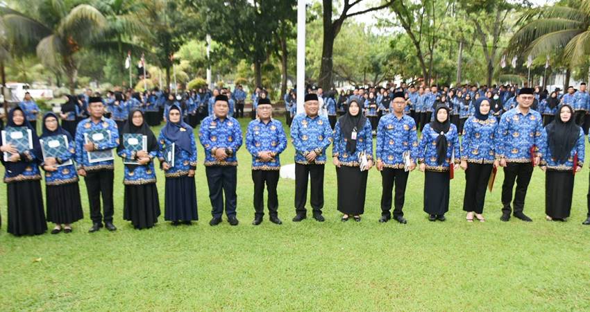 FOSE. Bupati Gorontalo Sofyan Puhi bersama Wakil Bupati Tony S Junus dan Sekda Sugondo Makmur saat foto bersama dengan para ASN Kabgor.