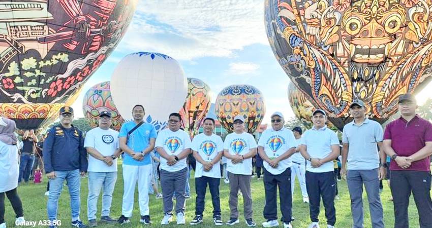 FOSE. Bupati Gorontalo Sofyan Puhi didampingi wakil Bupati Tony S Junus, Ketua DPRD Zulfikar Usira dan Wakil Ketua Roman Nasaru serta pimpinan BI dan Dirut BSG kabupaten Gorontalo saat foto berlatar balon udara