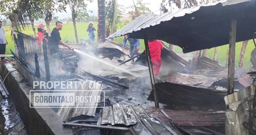 Petugas Damkar saat memadamkan api di sebuah gudang yang terbakar . (Foto: Roy/Gorontalo Post).