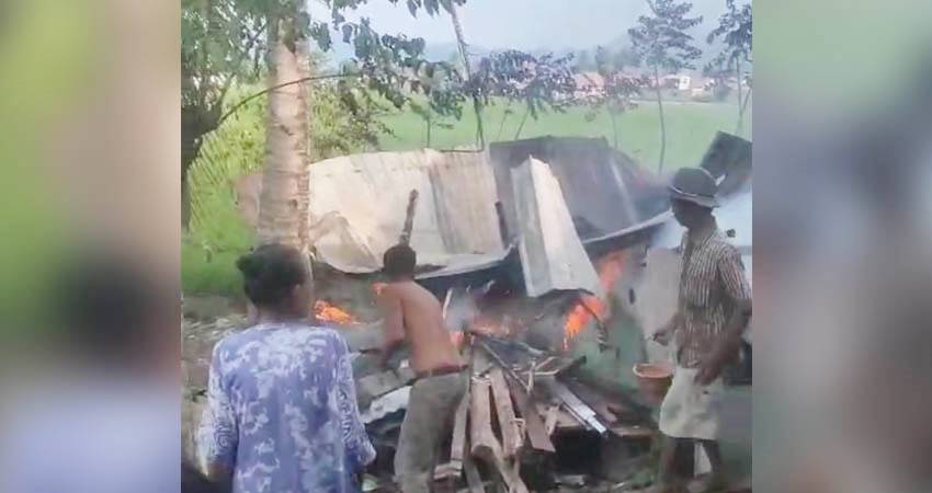 Warga setempat memadamkan api menggunakan alat seadanya