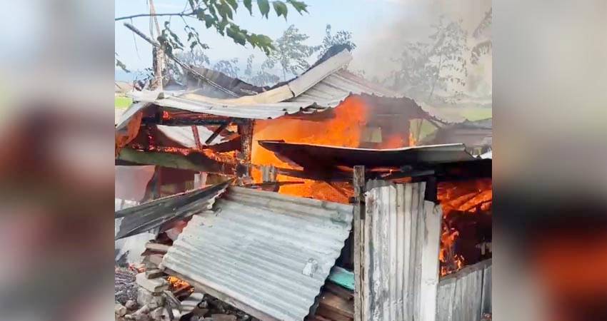 Kobaran api melahap isi gudang di kawasan pemukiman warga yang berjarak 50 meter dari SMA Negeri 6 Gorontalo Jl. Tumba Kelurahan Bulotadaa Timur Kota Gorontalo.