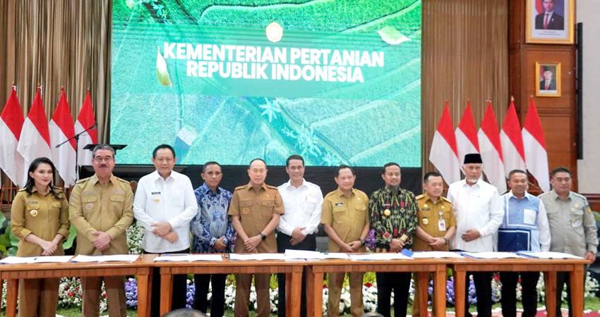 HILIRISASI - Gubernur Gusnar Ismail (tiga dari kiri) bersama para Gubernur lainya, Mendagri Tito Karnavian, dan Menteri Pertanian Amran Sulaiman pada penandatanganan kesanggupan ABT di Jakarta, Senin (22/3). (foto : dok / pemprov)
