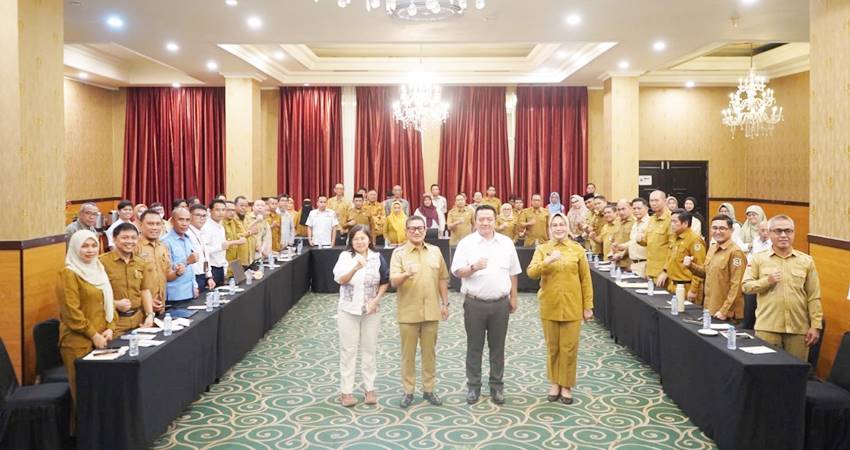 Wakil Wali Kota Gorontalo, Indra Gobel ketika melakukan foto bersama dengan peserta FGD ICP wilayah III. (Foto: Prokopim)