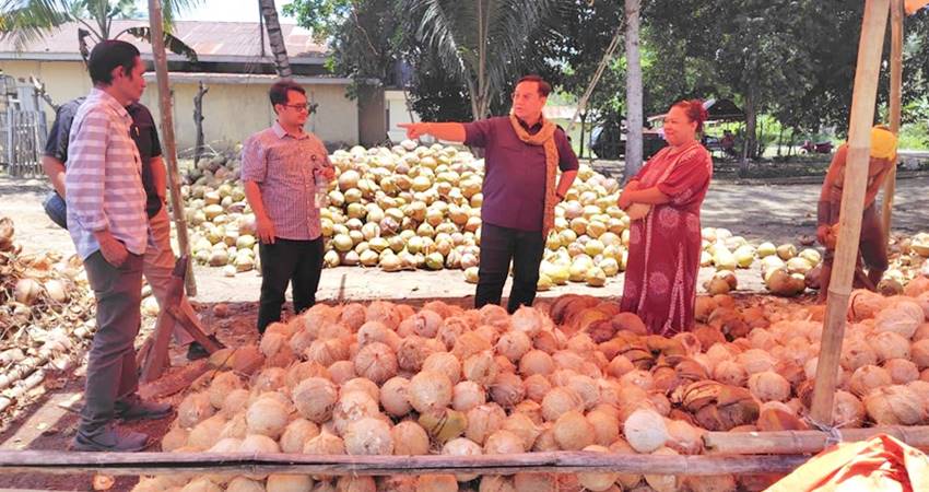 Anggota Ombudsman RI Yeka Hendra Fatika saat melihat langsung pengolahan kelapa milik warga di Gorontalo, dalam kunjunganya ke daerah ini pekan lalu. (foto : dok /ORI)
