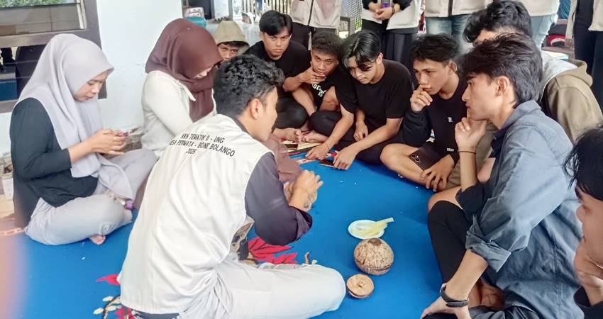 Mahasiswa KKN saat memproses batok kepala menjadi produk yang bernilai ekonomis, Sabtu (6/9/2025). (F. Istimewa)