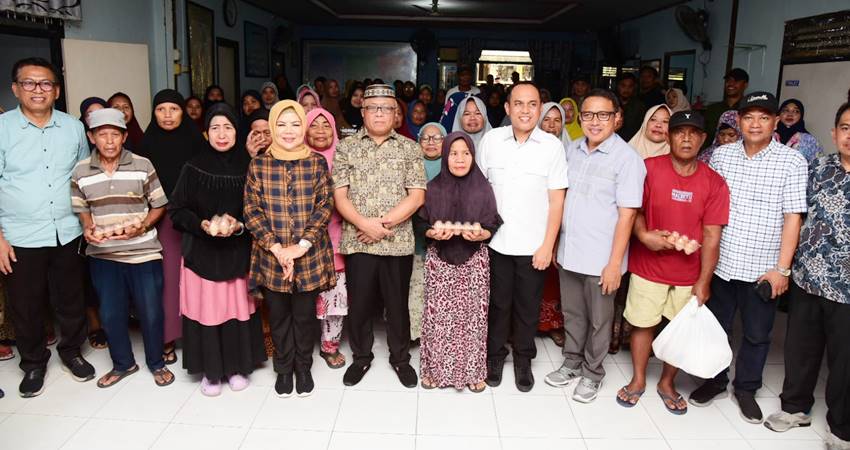 Wagub Gorontalo Idah Syahidah Rusli Habibie, Bupati Kabupaten Gorontalo Sofyan Puhi dan Ketua DPRD Kabupaten Gorontalo Zulfikar Usira, bersama masyarakat penerima bantuan rawan pangan begizi di Kantor Desa Ulapato A, Kecamatan Telaga, Sabtu, (6/9). (Foto – Fadly/Diskominfotik)