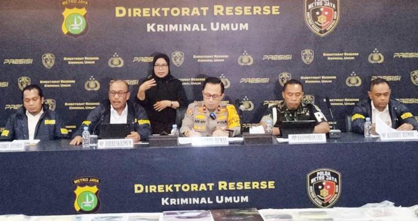 Direktur Reserse Kriminal Umum Polda Metro Jaya Kombes Pol. Wira Satya Triputra (kedua dari kiri) memberikan keterangan kepada pers terkait pengungkapan kasus penculikan yang berujung kematian Kepala Cabang Pembantu (KCP) salah satu bank di Jakarta, Selasa (16/9).