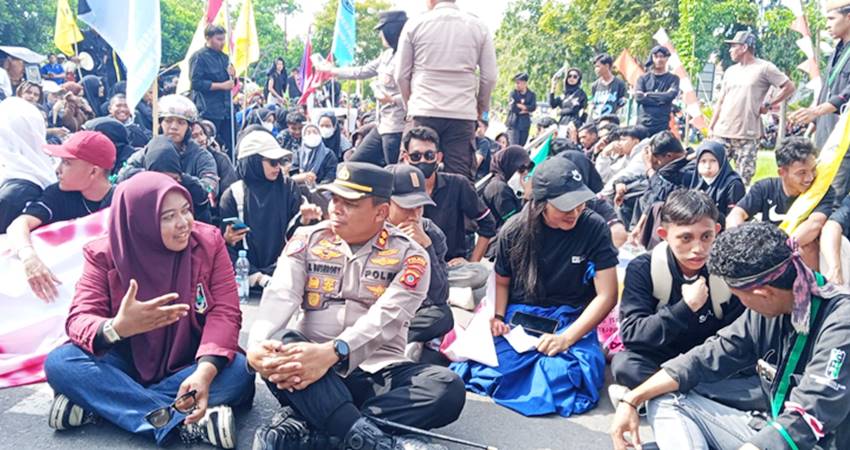 Kapolres Pohuwato, AKBP H. Busroni,S.I.K,M.H mendampingi secara langsung para aksi demonstrasi yang terjadi di wilayah Pohuwato. Bukan hanya sekedar melakukan pengamanan, Kapolres ikut jalan kaki bersama masa aksi dan bahkan duduk di jalan sambil berdiskusi dan tertawa bersama masa aksi.