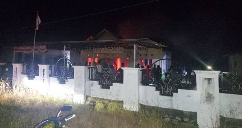 Kantor Desa Molamahu, Kecamatan Paguat, Kabupaten Pohuwato, di lalap si jago merah.