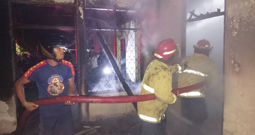 Petugas Damkar saat melakukan penanganan pemadaman rumah yang terbakar di Kecamatan Tibawa.