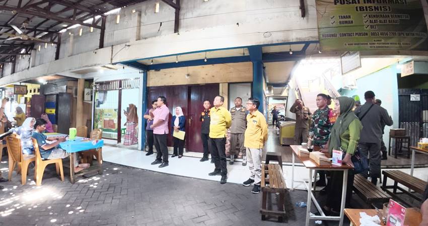 Penertiban 13 kios di Pasar Murni yang dilakukan Dinas Perdagin Kota Gorontalo, Kamis (4/9/2025). (Foto: Prokopim)