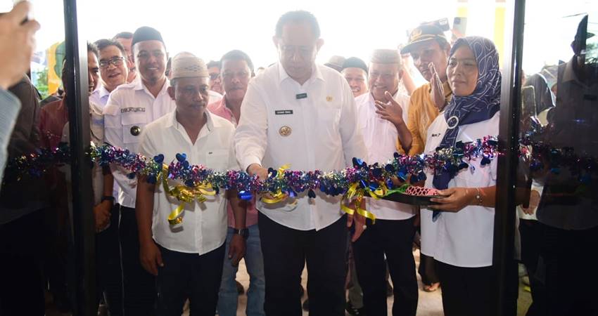 Gubernur Gorontalo Gusnar Ismail saat meresmikan Koperasi Dese (Kopdes) merah putih desa Mopuya, Kecamatan Bulawa, Bone Bolango. (Foto : Bahrian / diskominfotik )
