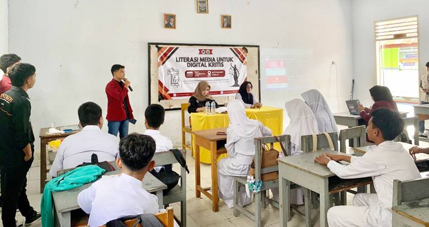 Siswa-siswi MTs Muhammadiyah Kabila, saat Literasi Media Digital yang digelar oleh mahasiswa KKN, Selasa (2/9/2025). (F. Istimewa )