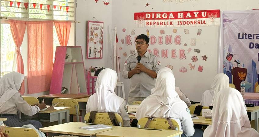 Komisioner Bidang Pengelolaan Struktur dan Sistem Penyiaran (PS2P) KPID Gorontalo, Jitro Paputungan saat memberikan materi pada kegiatan Literasi Digital dan Media di SMA Negeri 1 Tilamuta, Kabupaten Boalemo, Selasa (9/9/2025). (Foto – Arul/Diskominfotik).