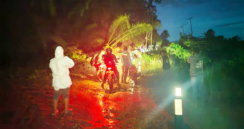 Longsor terjadi di Kecamatan Taluditi, yang mengakibatkkan jalan penghubung antara desa terputus.