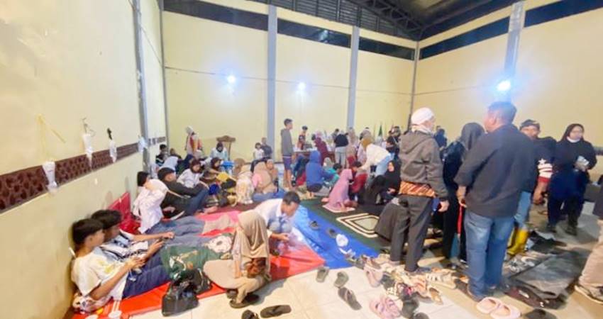 KERACUNAN MBG - Puluhan siswa baik jenjang SD, SMP, dan SMK terkonfirmasi mengalami keracunan makanan usai menyantap menu Makan Bergizi Gratis (MBG), Senin (22/9) di Cipongkor, Kabupaten Bandung Barat. (foto : istimewa)