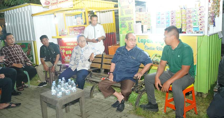 Wali Kota Gorontalo, Adhan Dambea ketika meninjau UMKM di Kalimadu beberapa waktu lalu. (Foto: Prokopim)