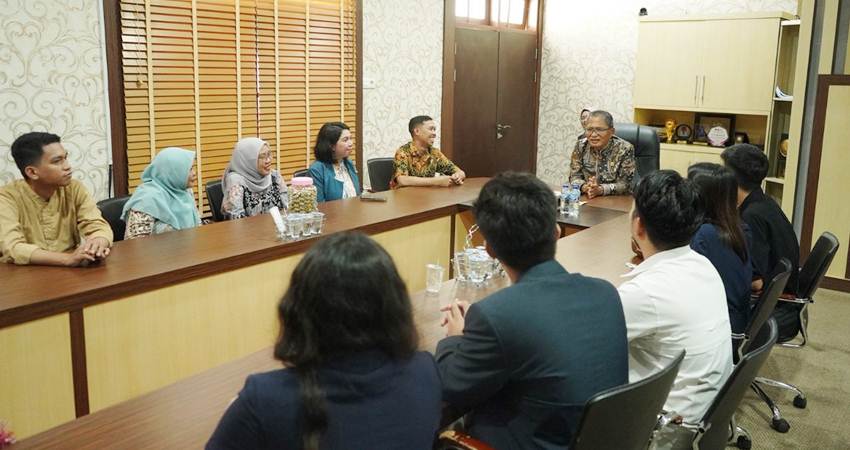 Sekda Kota Gorontalo, Ismail Madjid ketika melakukan audiens dengan mahasiswa dari Politeknik Filipina yang menjadi peserta program pertukaran mahasiswa bersama Universitas Bina Mandiri (UBM), Jum’at (12/9/2025) di ruang kerja sekda. (Foto: Prokopim)