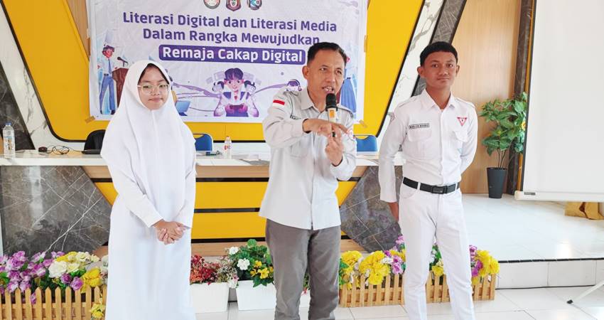Ketua KPID Provinsi Gorontalo, Safrin Saifi, memberikan materi penyiaran kepada siswa siswi SMAN 1 Marisa. (foto : dok / diskominfotik)