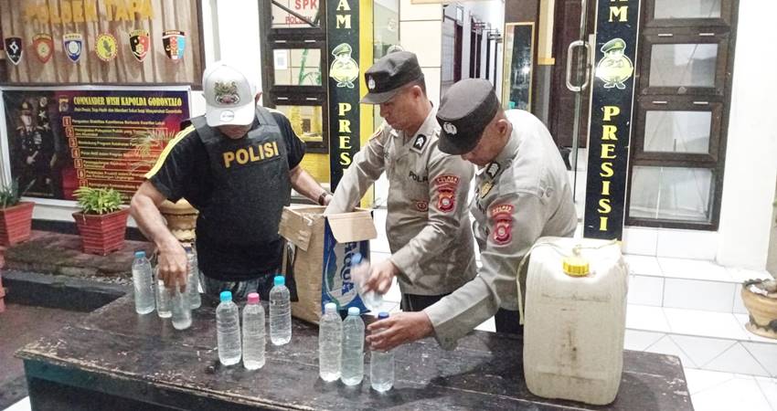 Kapolsek Tapa, Iptu Ismet Ishak bersama anggota, berhasil mengamankan minuman keras (Miras) jenis cap tikus yang diduga akan diperjualbelikan di wilayah Bone Bolango.