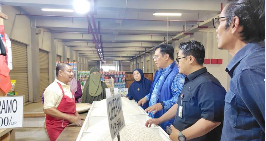 Anggota Ombudsman RI, Yeka Hendra Fatika (tigadari kanan) saat melakukan pengawasan harga beras di Pasar Sentral Gorontalo baru-baru ini. (foto : dok /ombudsmanri)