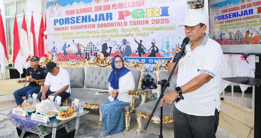 BUKA. Plt Kadis Diknas Safwan Bano saat membuka kegiatan Porsenijar di halaman kantor Dinas Pendidikan dan Kebudayaan