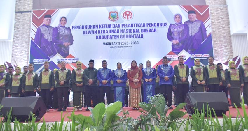 FOSE. Bupati Gorontalo Sofyan Puhi dan Wakil Bupati Gorontalo Tony S Junus foto bersama pengurus Dekranasda seusai dikukuhkan