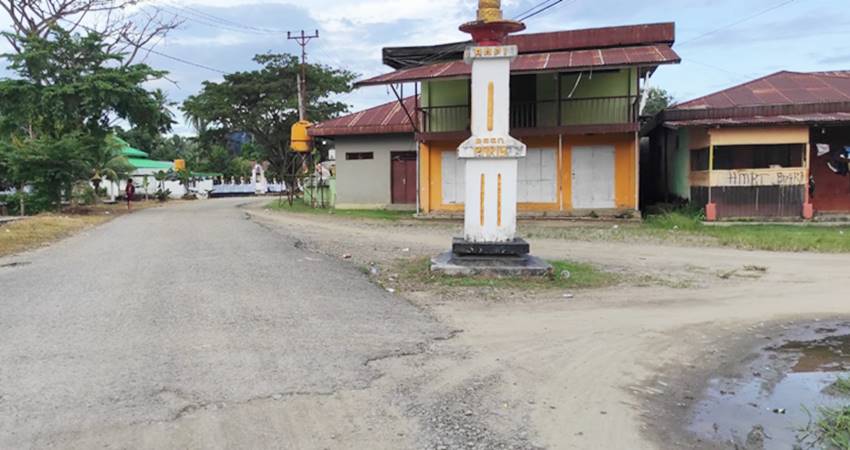 Tugu perlimaan Desa Paris serta sejumlah ruas jalan di desa itu yang kondisinnya saat ini cukup parah kerusakannya.