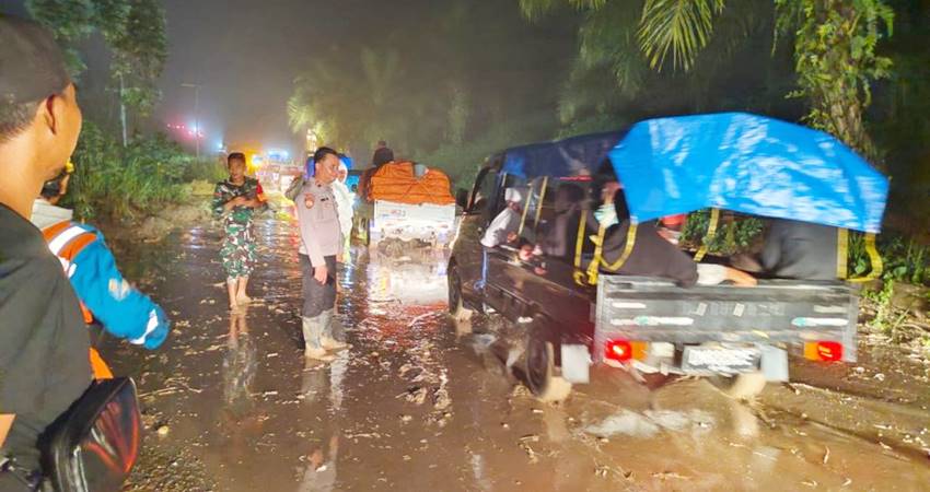 Kondisi ruas jalan di Kecamatan Taluditi, Kabupaten Pohuwato masih dipenuhi sisa-sisa lumpur yang menyebabkan kendaraan harus ekstra hati-hati melintas di kawasan itu.