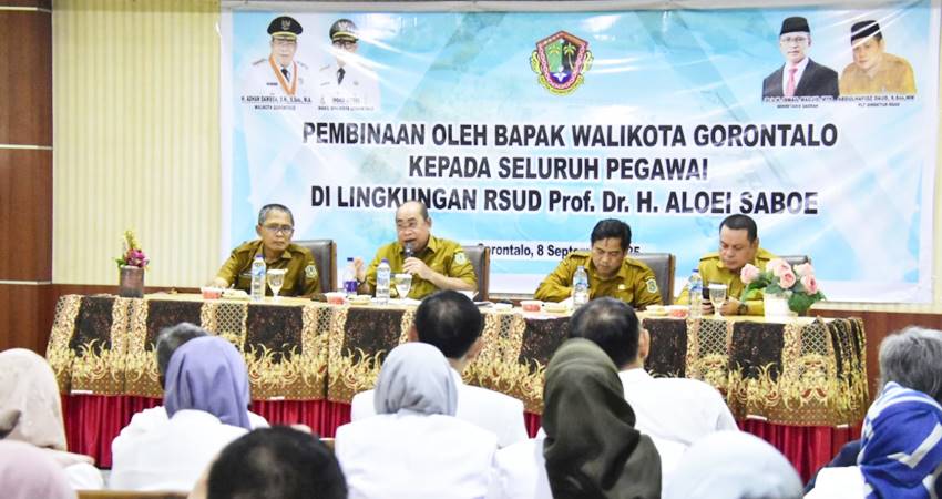 Wali Kota Gorontalo, Adhan Dambea didampingi Sekda Kota Gorontalo, Ismail Madjid pada kegiatan pembinaan ASN di RSUD Aloei Saboe, Senin (8/9/2025). (Foto: Prokopim)