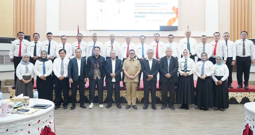 Wakil Wali Kota Gorontalo, Indra Gobel ketika melakukan foto bersama dengan pejabat yang mengikuti uji kompetensi, Senin (22/9/2025). (Foto: Prokopim)