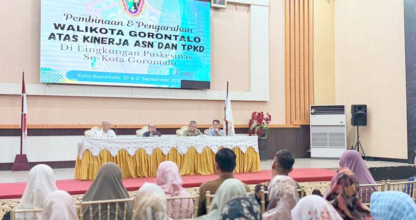 Wali Kota Gorontalo, Adhan Dambea didampingi Sekda Ismail Madjid, Plt Asisten I, Iskandar Moerad dan Kepala Dikes, Mohammad Kasim ketika membina ASN dan TPKD di lingkungan Puskesmas Kota Gorontalo, Ahad (21/9/2025). (Foto: Prokopim)