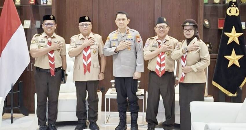 AYO KE LIMBOTO - Kapolda Gorontalo Irjen Pol Widodo, menerima Ketua Kwarda Gorontalo Sofyan Puhi bersama jajaran di Mapolda Gorontalo terkait pelaksanaan Peran Saka Nasional 2025, Kamis (18/9). (foto : dok /kwarda)