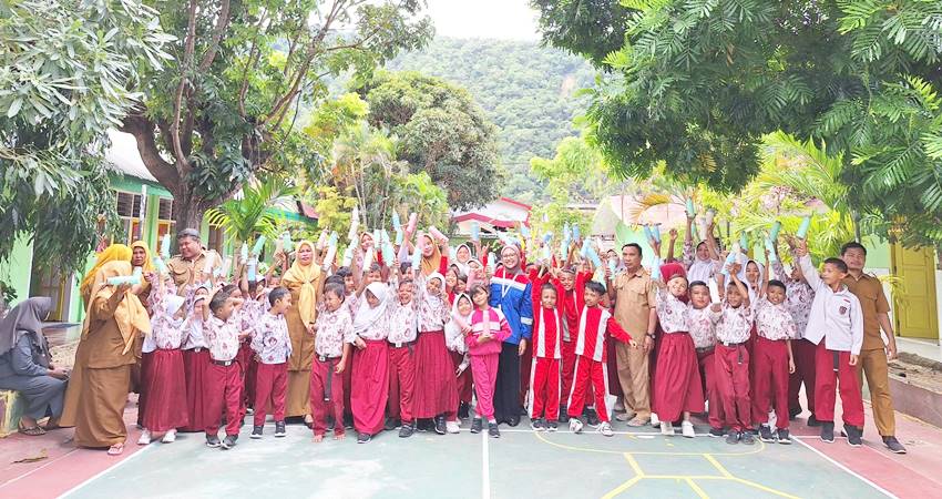 Edukasi peduli lingkungan melalui lomba mewarnai dan cerdas cermat bagi siswa SDN 42 Hulondhalangi yang digelar PT Pertamina Patra Niaga Sulawesi. (foto : dik / pertamina)