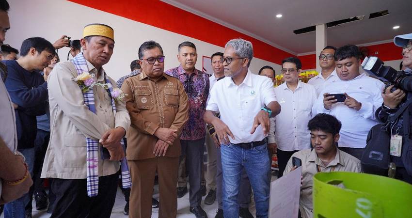 Sesmenkop RI Ahmad Zabadi meninjau Koperasi Desa Merah Putih (KDM) di Aeng Batu-batu, Takalar, yang menyiapkan outlet LPG. (foto : dok / pertamina patra niaga sulawesi)