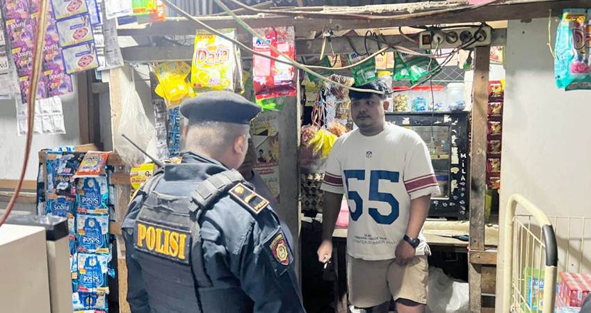 Personel Samapta Polda Gorontalo mendatangi sejumlah warung atau kios milik masyarakat yang diduga memperjualbelikan minuman keras (Miras).