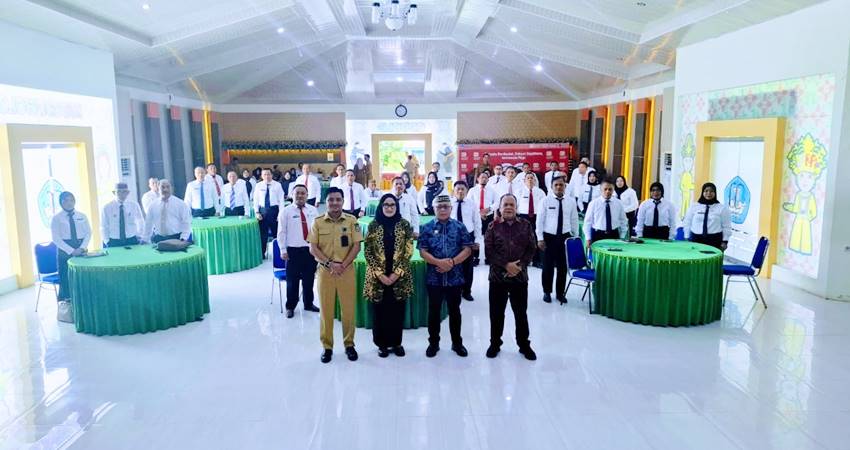 FOSE. Bupati Gorontalo Sofyan Puhi saat fot bersama dengan para peserta seleksi terbuka JPTP