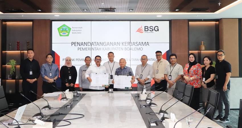 Bupati Boalemo, Rum Pagau bersama pihak BSG ketika memperlihatkan dokumen PKS pengelolaan RKUD yang telah ditandatangani.