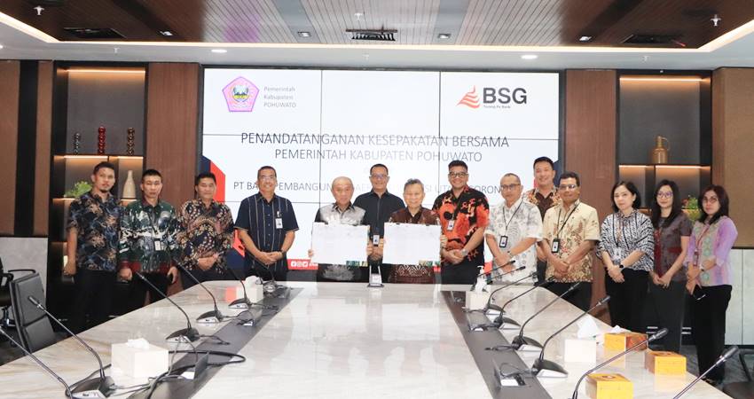 Bupati Pohuwato, Saipul Mbuinga bersama pihak BSG ketika memperlihatkan dokumen PKS pengelolaan RKUD yang telah ditandatangani.