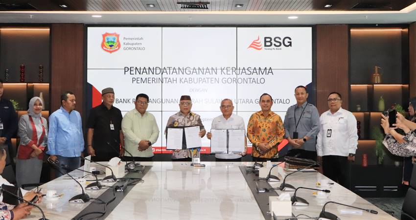 Bupati Gorontalo, Sofyan Puhi didampingi Sekda Sugondo Makmur bersama pihak BSG tengah memperlihatkan dokumen PKS pengelolaan RKUD yang telah ditandatangani.