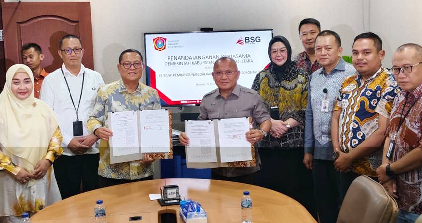 Bupati Gorut, Thariq Modanggu pihak BSG tengah memperlihatkan dokumen PKS pengelolaan RKUD yang telah ditandatangani.