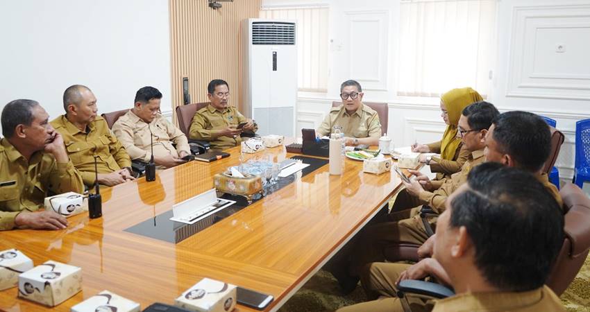 Wakil Wali Kota Gorontalo, Indra Gobel ketika meimimpin rapat yang dilaksanakan Satgas penanganan sampah, Senin (15/9/2025). (Foto: Prokopim)
