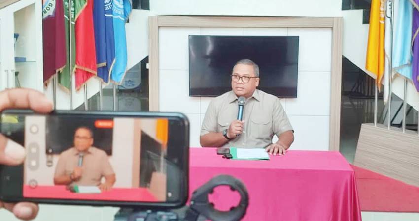 Rektor UNG, Eduart Wolok saat memberikan tanggapan terkait kasus kematian MJ setelah melakukan Diksar Mapala, Selasa (23/9/2025). (F. Natha/Gorontalo Post)
