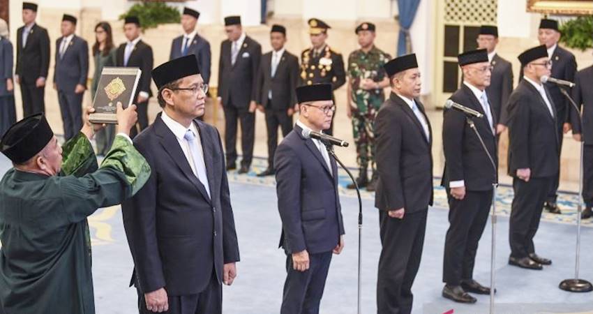 Pengambilan sumpah jabatan terhadap Menteri yang dilantik oleh Presiden Prabowo Subianto di Istana Negara, Senin (8/9/2025).(antara foto/Galih pradipta/bar)