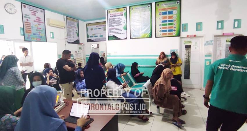 Ratusan calon Pegawai PPPK paruh waktu memadati area Puskesmas Sipatana untuk mengurus Surat Keterangan Berbadan Sehat (SKBS). (Foto: Roy/Gorontalo Post)