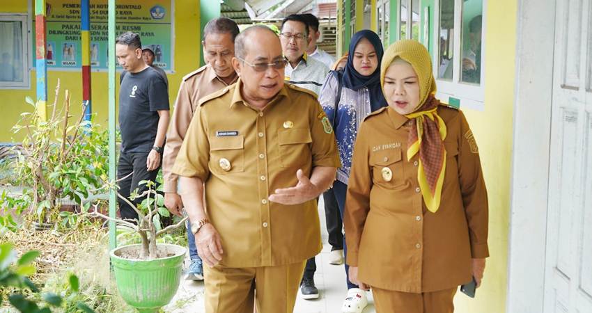 Wagub Gorontalo, Idah Syahidah Rusli Habibie dan Wali Kota Gorontalo, Adhan Dambea tengah meninjau lahan pembangunan SMA Negeri 8 Kota Gorontalo, Selasa (2/9/2025). (Foto: Prokopim)
