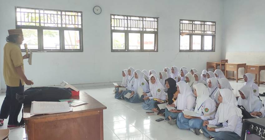 Para siwa-siswi SMK Tridarma Kota Gorontalo saat belajar mengaji yang dipimpin langsung salah seorang pengajar dari LPQ Yayasan Al Yasir Ust. Arianto Maliki