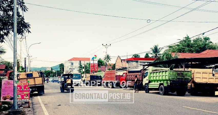 Sejumlah truk mengantri solar di SPBU Mongolato Telaga, Kamis (18/8/2025). (Foto Rijalal Khan/Gorontalo Post).