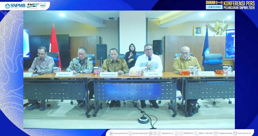 Ketua Umum Tim Penanggung Jawab SNPMB, Prof. Eduart Wolok (dua dari kanan) memberikan keterangan pers terkait dengan pelaksanaan SNPBM 2026, Selasa (16/9). (foto : tangkapan layar/istimewa)